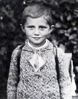 Young+Pope+Benedict+XVI.jpg