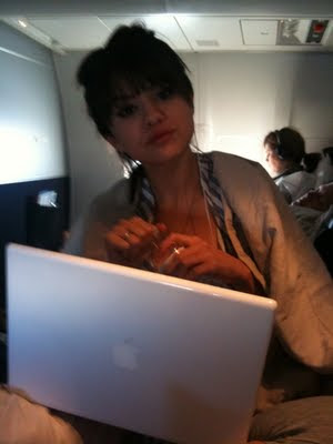 Demi+lovato+and+selena+gomez+kissing+on+the+lips
