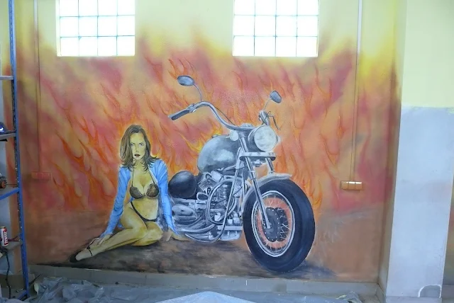harley davidson obraz namalowany na ścianie w garażu.