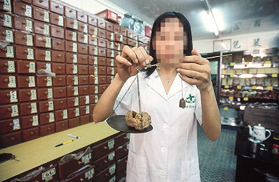 Chinese eat Baby 在大陸的中藥房,只要花上人民幣7、80元就能買到曬乾後的胎盤「紫河車」.jpg