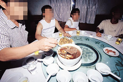 Chinese eat Baby 新鮮胎盤湯在大陸是一道家常菜,父母常以此為孩子進補.jpg