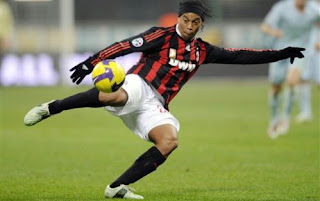 Ronaldinho Gaúcho em ação pelo Milan
