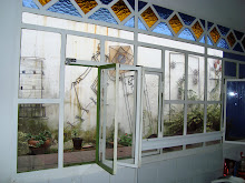 janela da cozinha vista do corredor