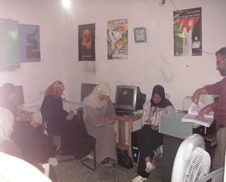 نساء يتلقين دورة حاسوب في المؤسسة