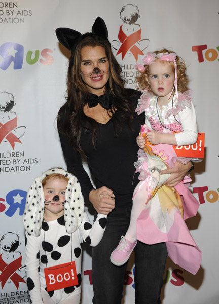 [brooke-shields-and-daughters.jpg]
