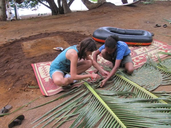 Séance de tressage improvisé en tribu. Accueil très sympathique !