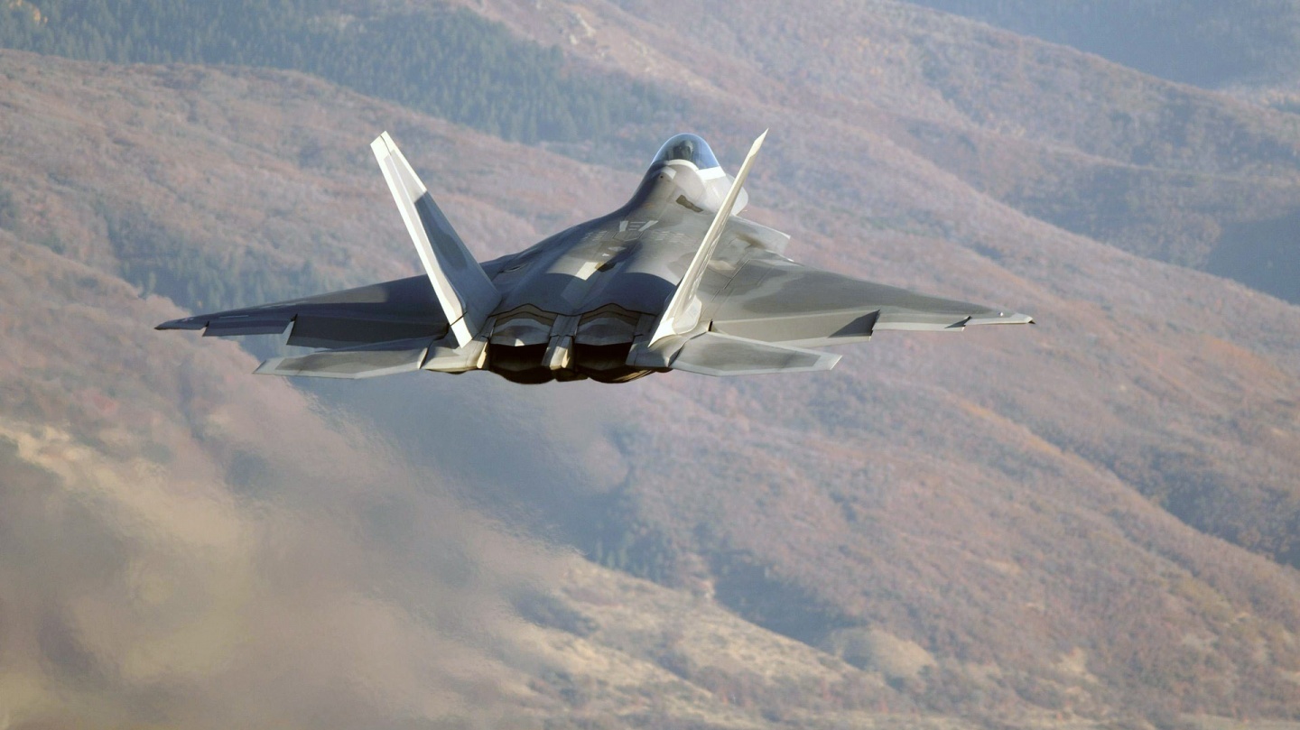 http://4.bp.blogspot.com/_ja676MG45Zg/TBXCdKVICeI/AAAAAAAADtA/STigESzyO1k/s1600/f22_raptor_take_off_widescreeen_1.jpg