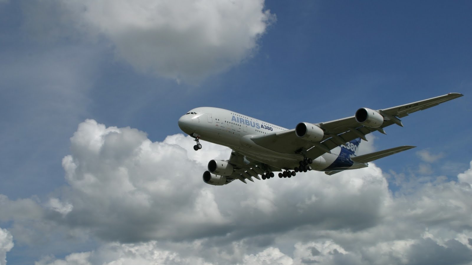 http://4.bp.blogspot.com/_ja676MG45Zg/TE1HFvH-HLI/AAAAAAAAEYY/jEFCqFOlu_4/s1600/airbus-a380-001.jpg