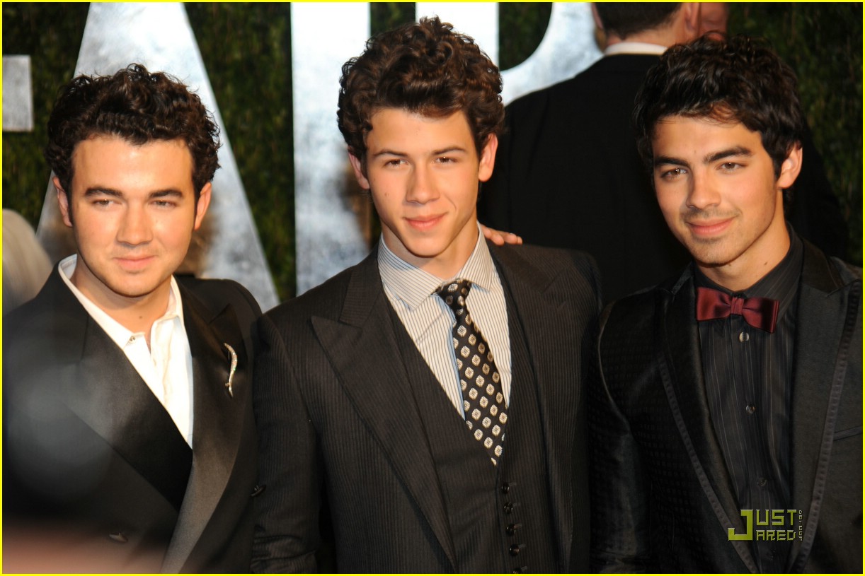 http://4.bp.blogspot.com/_jbFQMnfvzik/S8_GtOniqMI/AAAAAAAAAE8/Pie0tqMW_Pg/s1600/joe-jonas-demi-lovato-vf-22%5B1%5D.jpg