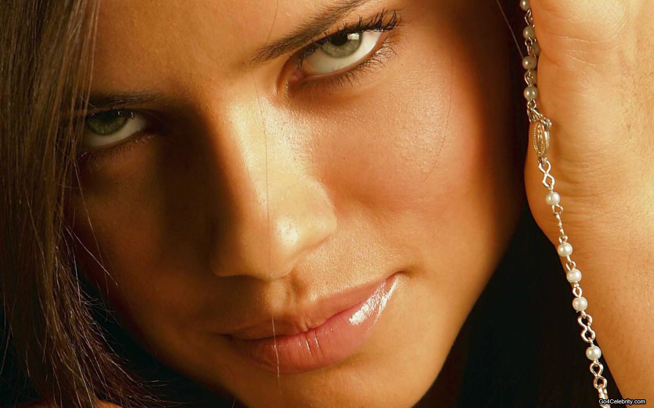 http://4.bp.blogspot.com/_jbUB5_e4Rh8/TNbt_IEjQCI/AAAAAAAAAkE/Wl-xawb7wYs/s1600/Adriana-Lima-024-1280x800.jpg