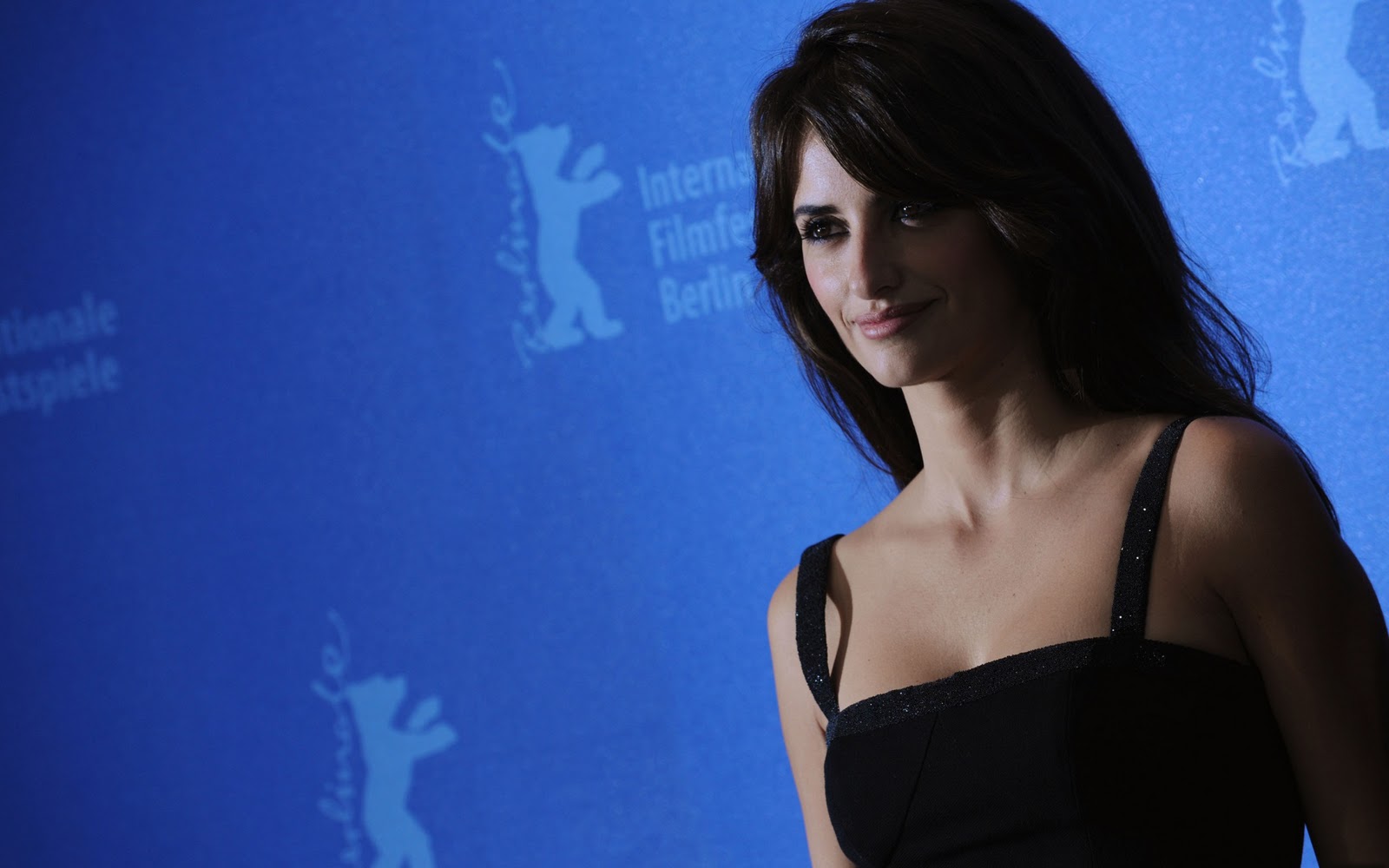 http://4.bp.blogspot.com/_jcLmI_ZzqII/TOlpqUqOXKI/AAAAAAAAAQY/Cx18ziiX__w/s1600/Penelope+Cruz+12.jpg