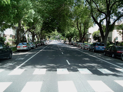 Image of one-way street with double bike lanes in Sacramento