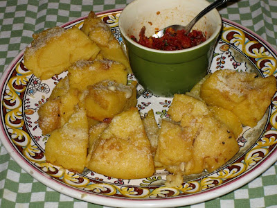 Baked polenta with sun-dried tomato spread