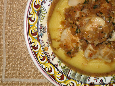 Polenta with sea scallops in shallots and white wine