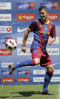 PRESENTATION OF DAVID VILLA AT CAMP NOU PRESENTATION OF DAVID VILLA AT CAMP NOU,David Villa wearing Barca T-Shirt