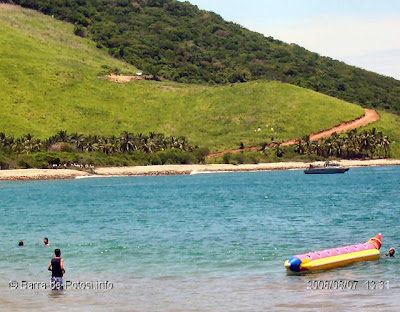 Property under dispute - workers blocking beach access at Cerro de Huamilule