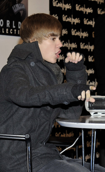 justin bieber new haircut november 2010. Justin Bieber took the time to