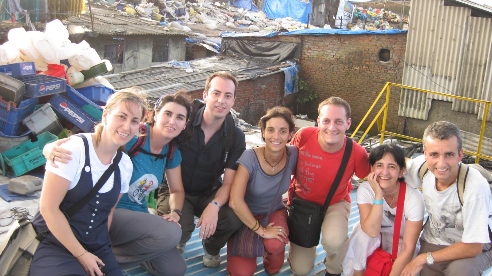 En un slum En la azotea de una fabrica de reciclaje de plastico en Dharbi, el slum mas grande de Asia