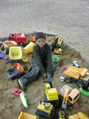 Austin-Playing+alone+in+the+sandbox