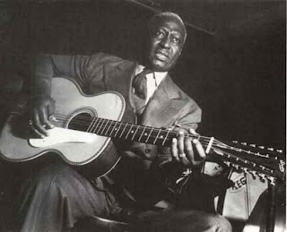 Leadbelly Leadbelly, uma voz forte e uma vida agitada, é um exemplo de folk e bluesman