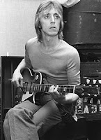 Mick Ronson e sua Gibson Black Beauty, modelo 1968 Mick Ronson e sua Gibson Black Beauty, modelo 1968