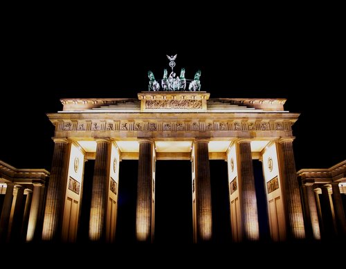 [brandenburg-gate-berlin-d906.jpg]