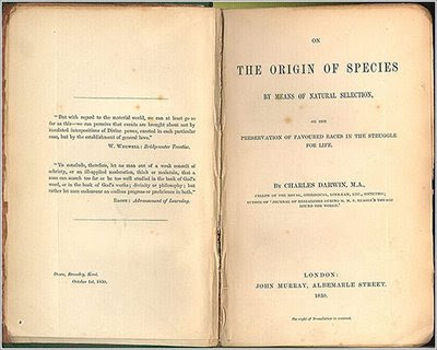 Charles Darwinin kirja "Lajien alkuperän kirja" tuulen perinnössä.
