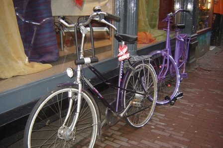 [amsterdam_old_bikes.jpg]