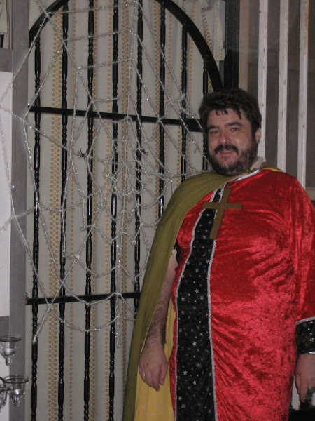Damián en la puerta de hierro que hizo su padre