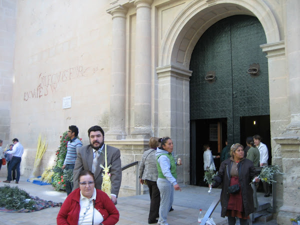 Damián con su esposa en la Entrada de la S.I. Concatedral de San Nicolás de Bari