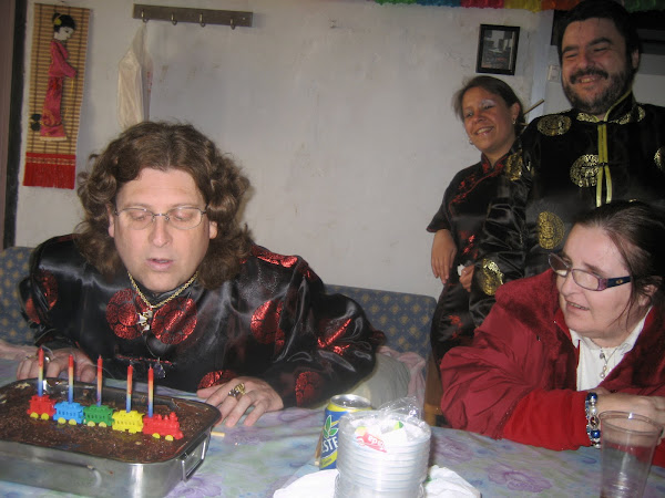 Soplando las velas de la tarta y pidiendo el deseo...