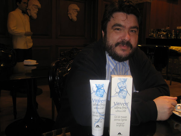 Damián posando en el Café "CERVANTES", sereno y relajado, gracias a su gel frío de masaje "Vitiven"
