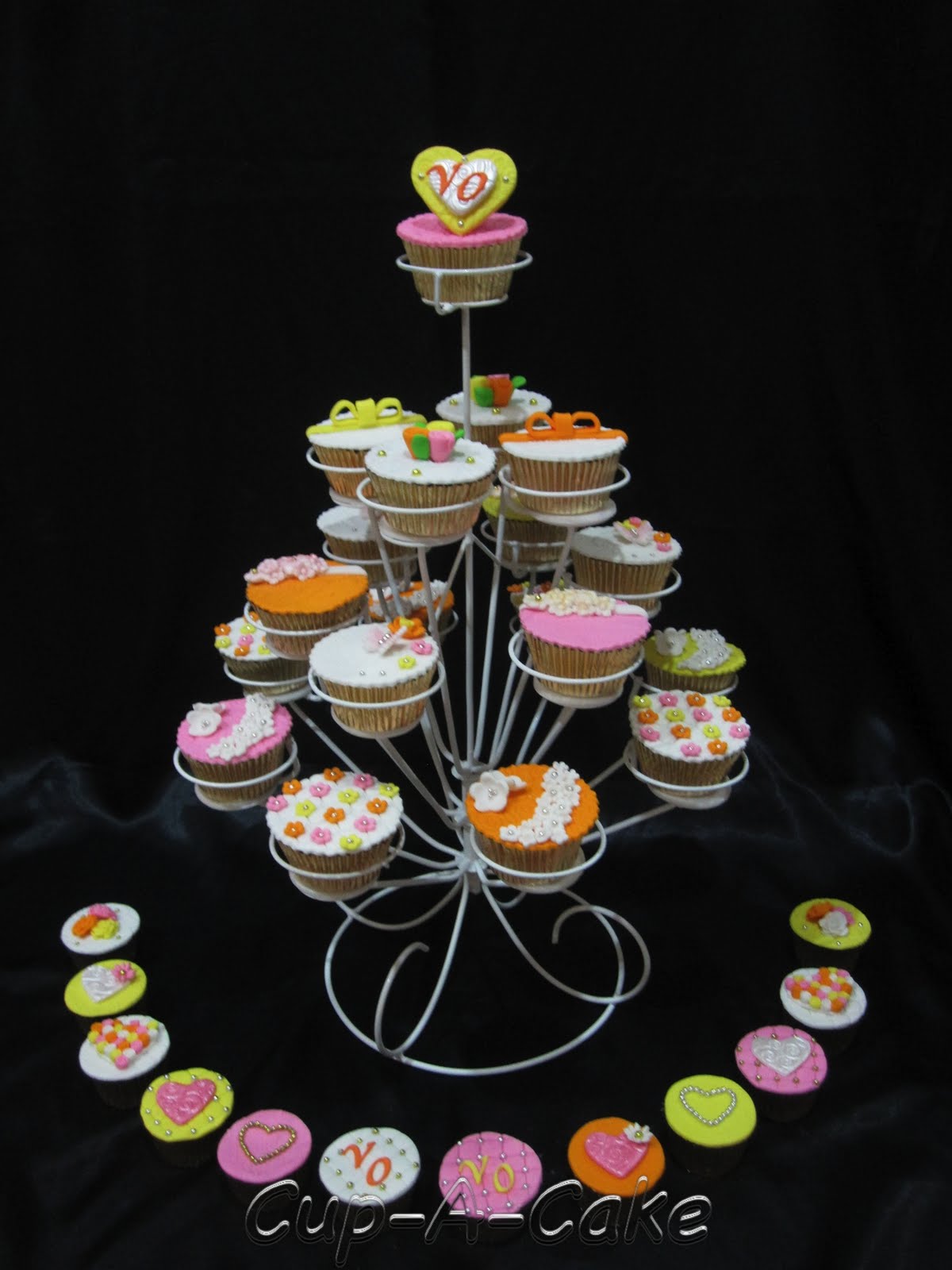 CupACake Flowery wedding cupcake tier