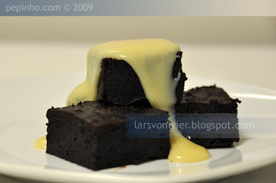 Pastel de chocolate al ron con crema de chocolate blanco y Gran Marnier