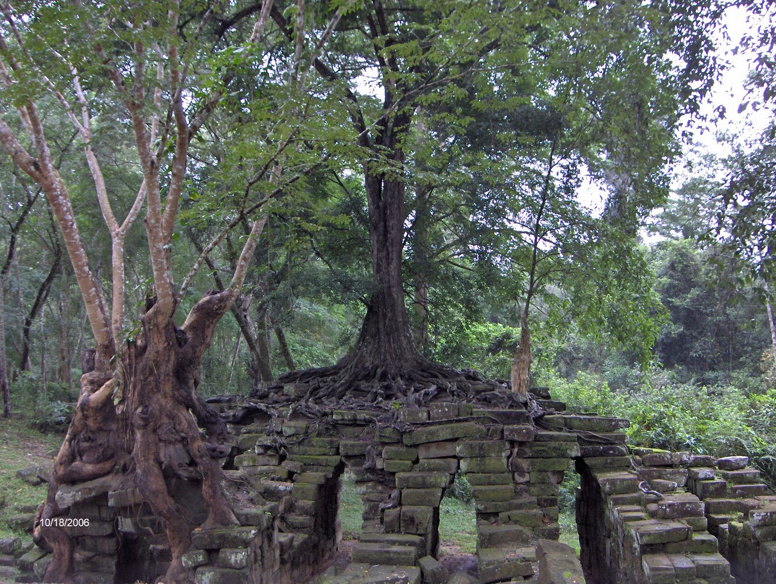 [Angkor+-+Spean+Thmor+pont+de+pierre.jpg]