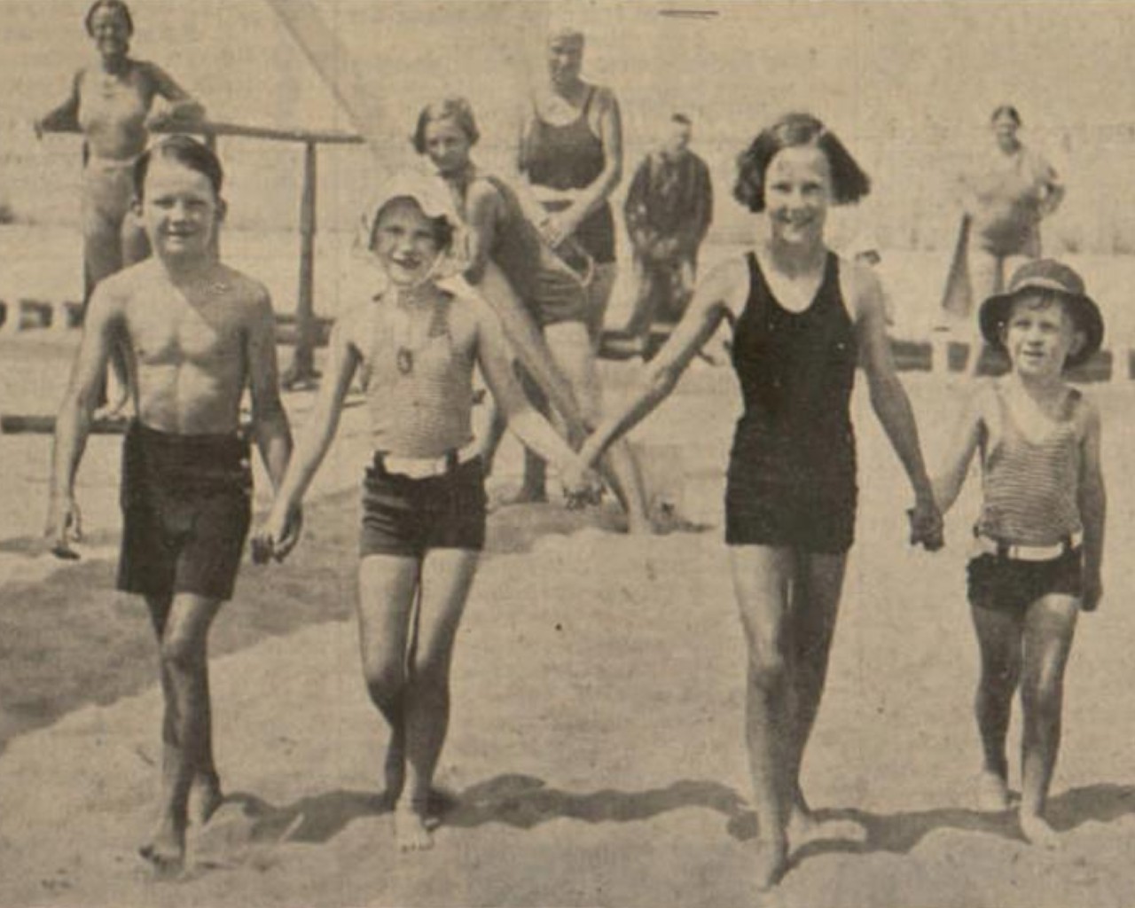 [koningskinderen+strand+1935.JPG]