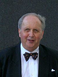 [200px-AlexanderMcCallSmith.jpg]