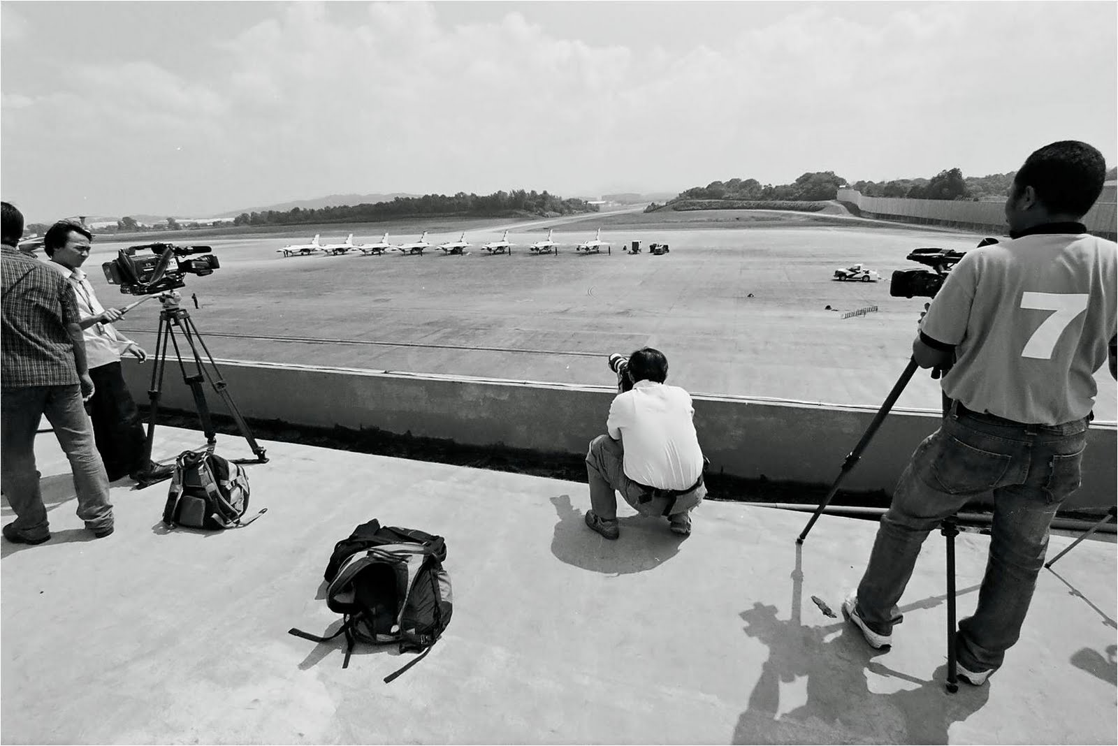 [05+thunderbirds+on+tarmac.jpg]