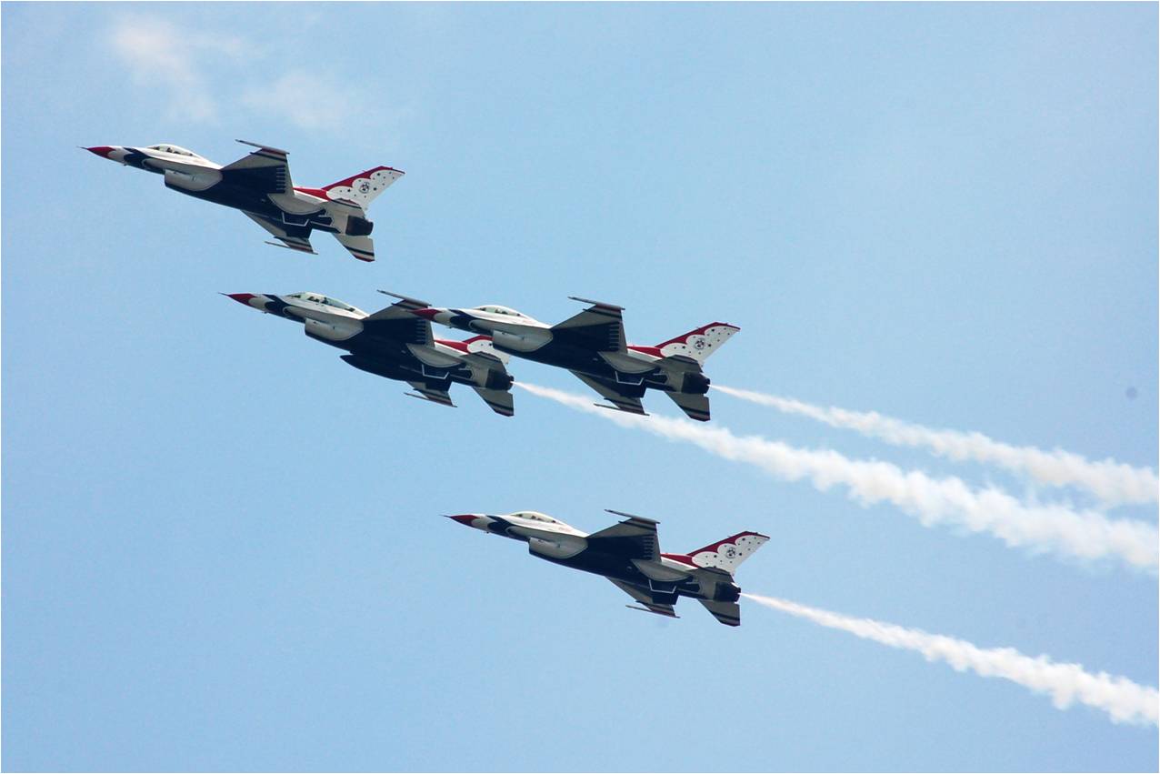 [07+thunderbirds+in+flight.jpg]