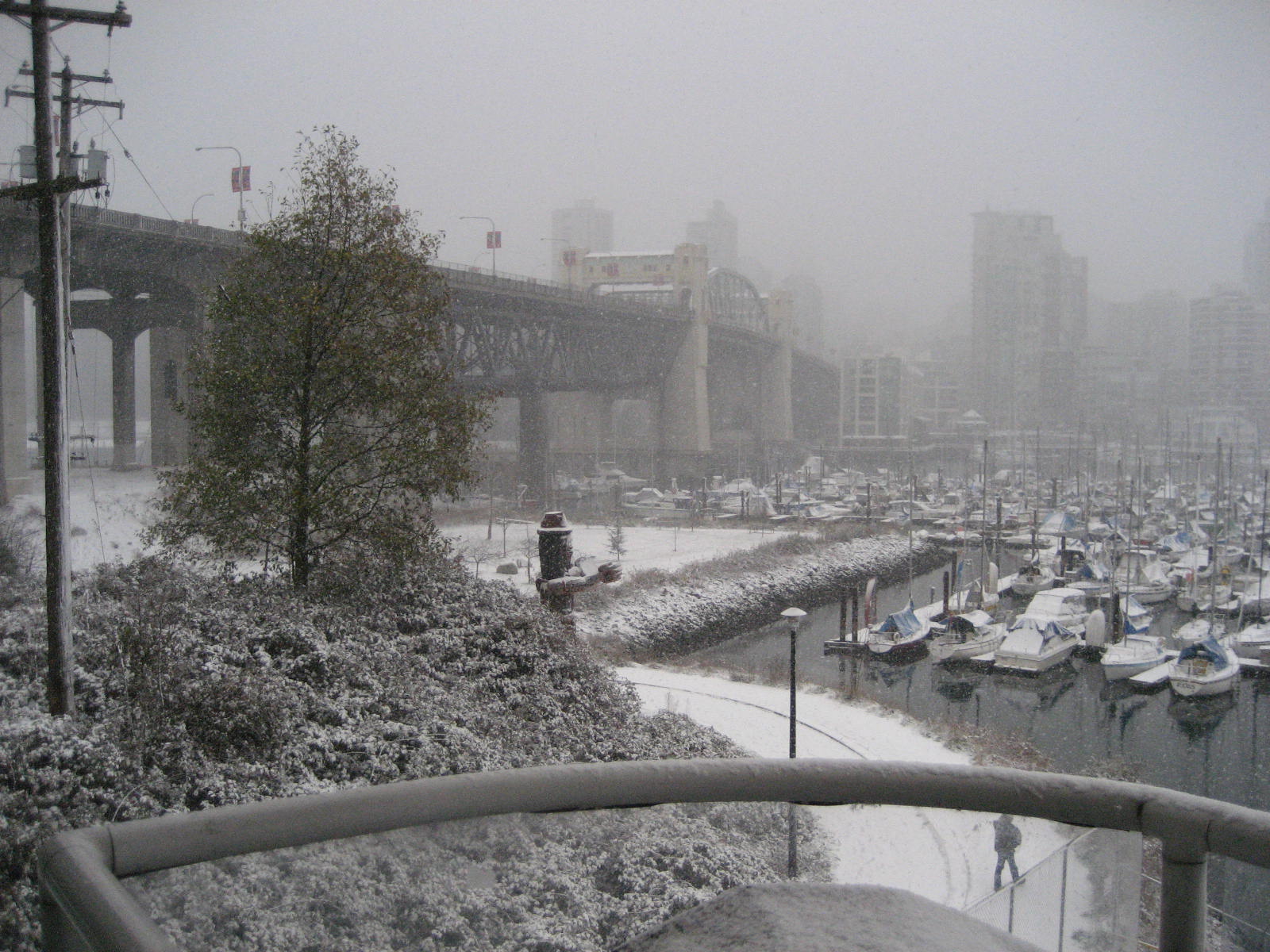 [balcony+Nov+2007.JPG]