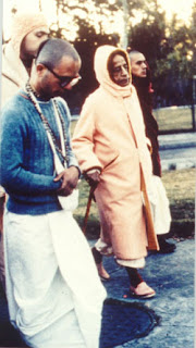 http://4.bp.blogspot.com/_k6RGjoS4tF8/STMYSUnJ5UI/AAAAAAAAAMg/tzDl97NmMME/s320/atulananda_prabhupada.jpg