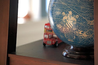 globe and london bus shelfie | simple pretty