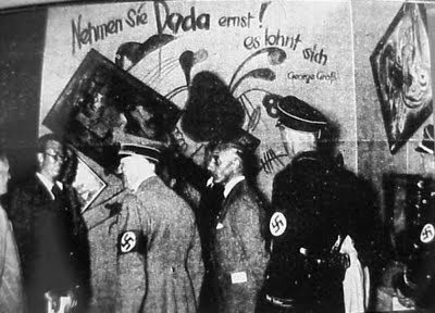Hitler e comitiva prestigiando a exposição da “Arte Degenerada” na Haus der Kunst em Munique Adolfo Hitler na “Arte Degenerada”
