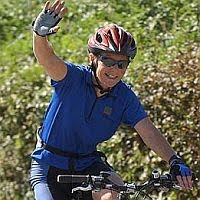 LEISURE_ROAD_WAVING_200.JPG