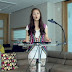 Miuda asiatica canta com 4 iphones