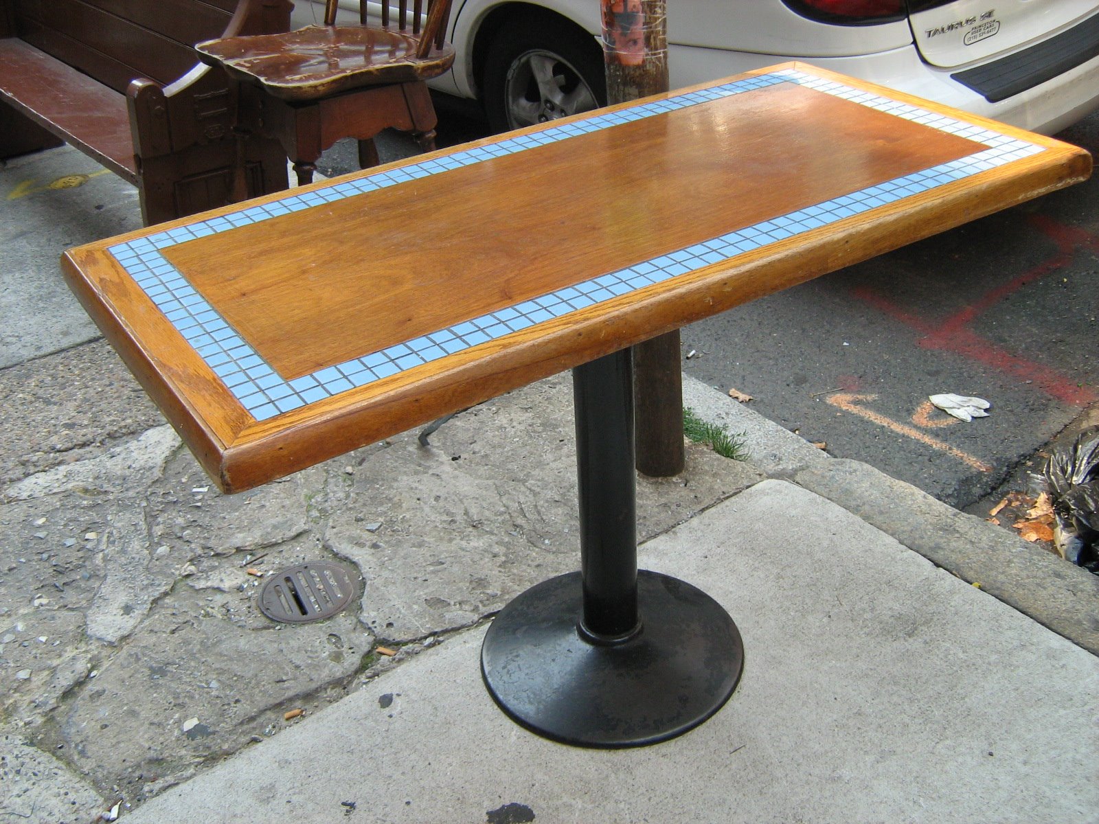 [TableRestaurant.JPG]