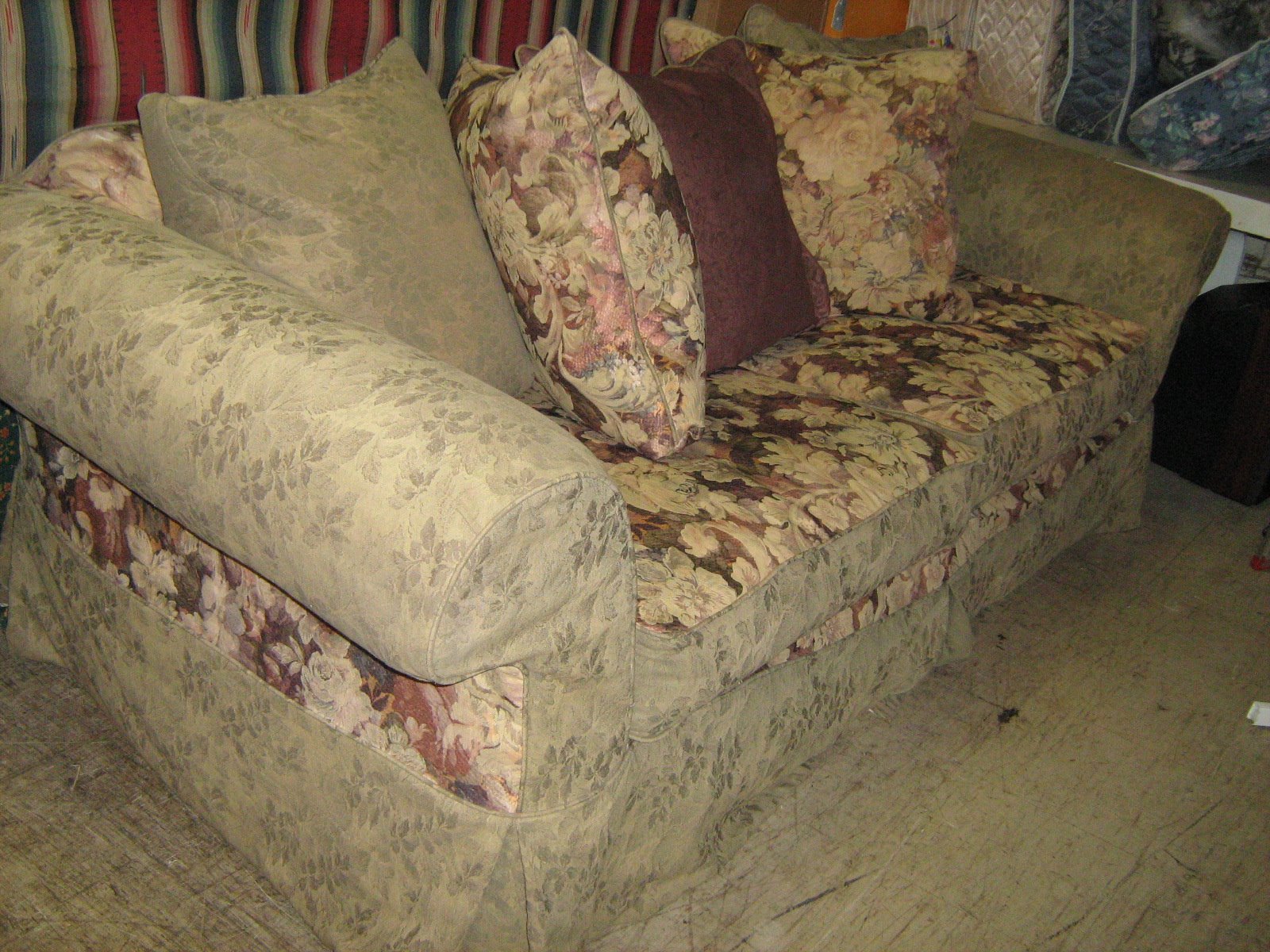 [SofabedFloral.JPG]