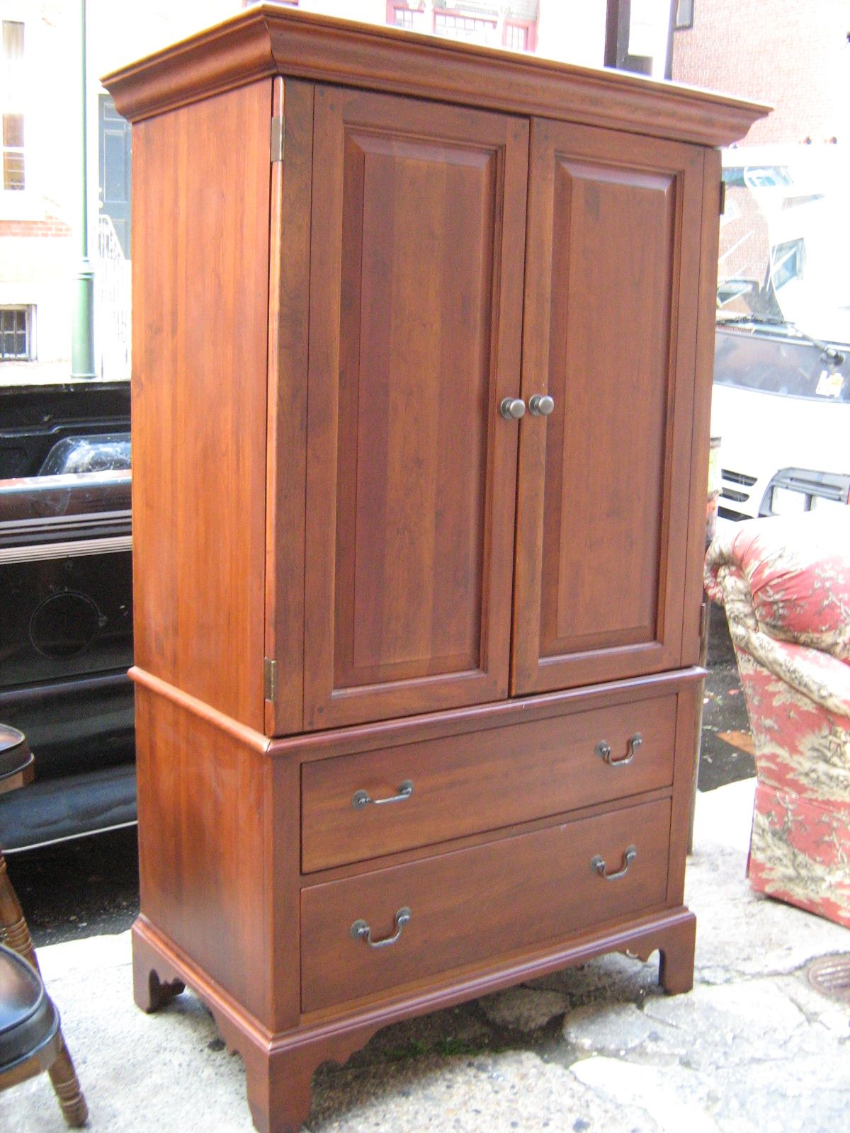 [ArmoireTVDark2.JPG]