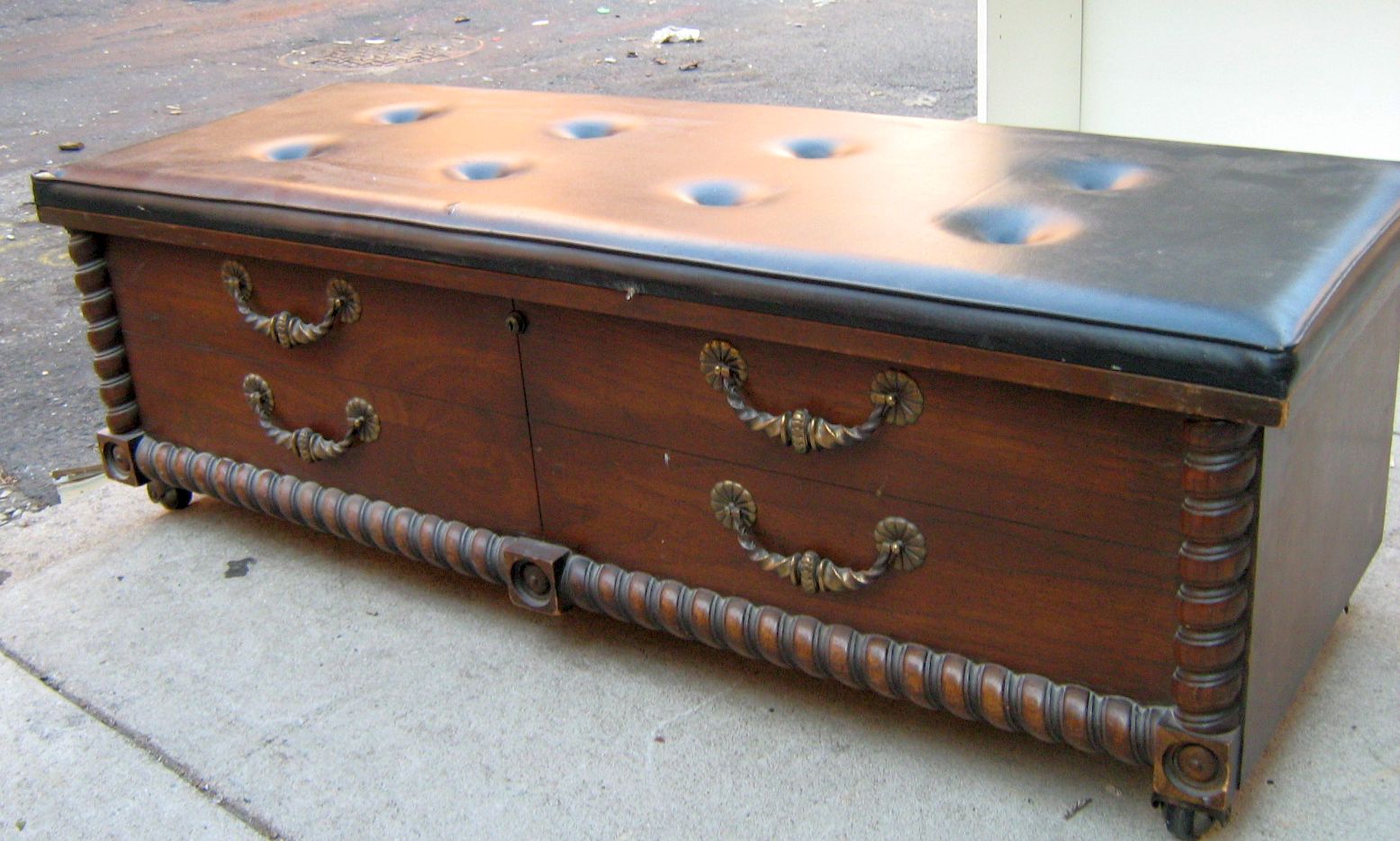 [lane+cedar+trunk.JPG]