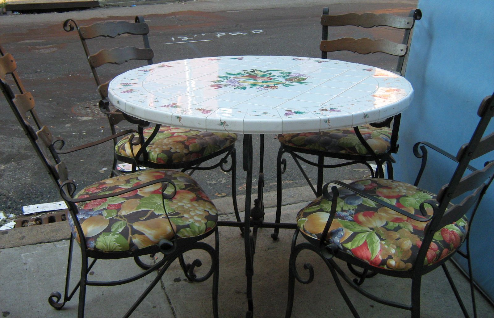 [kitchen+table+2.JPG]